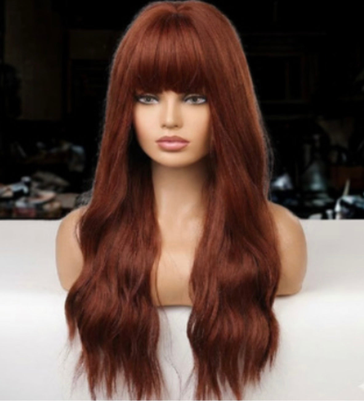 Libera tu elegancia interior con la Peluca Luxotic Rojo Castaño.